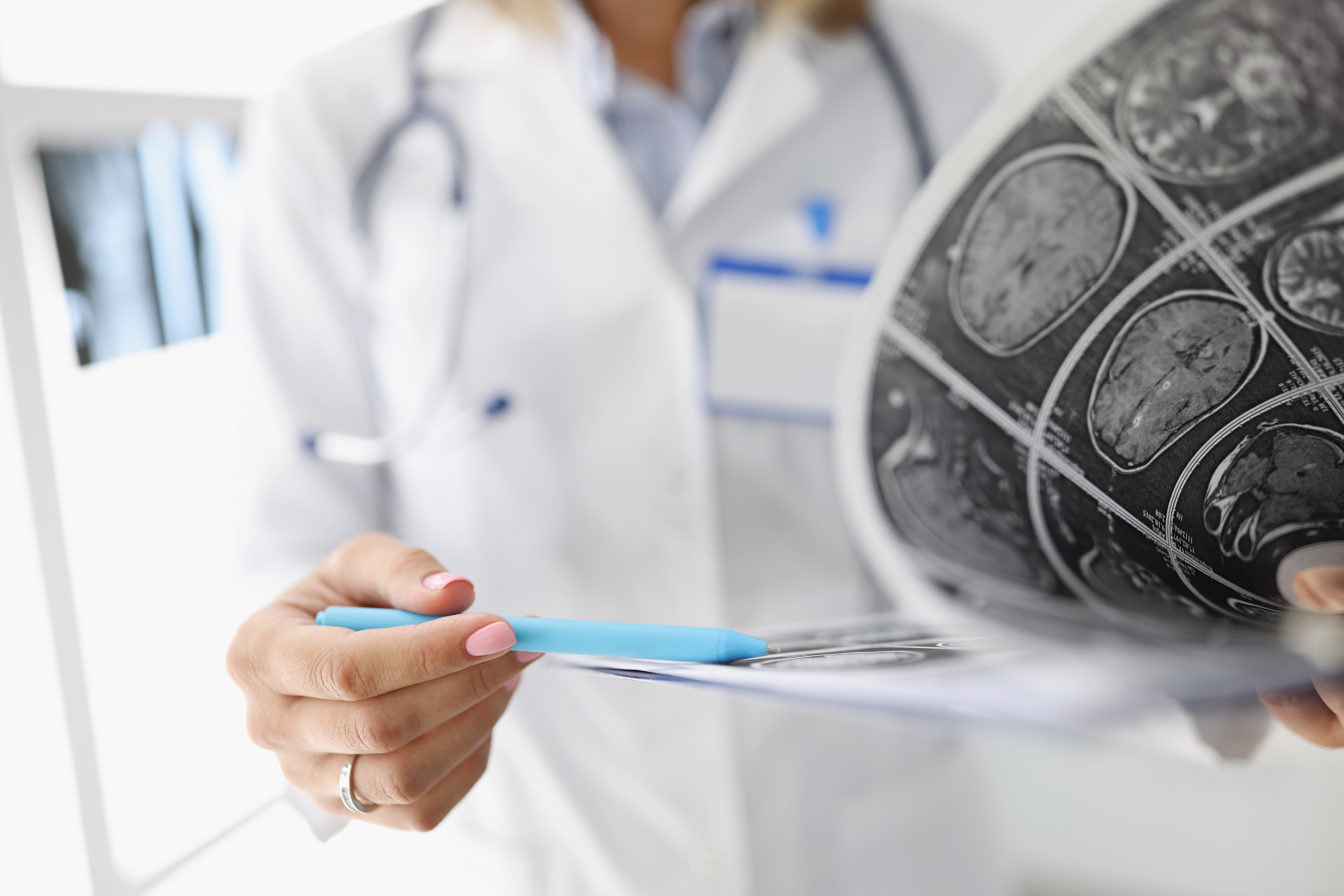 Médica analisando exame com a família