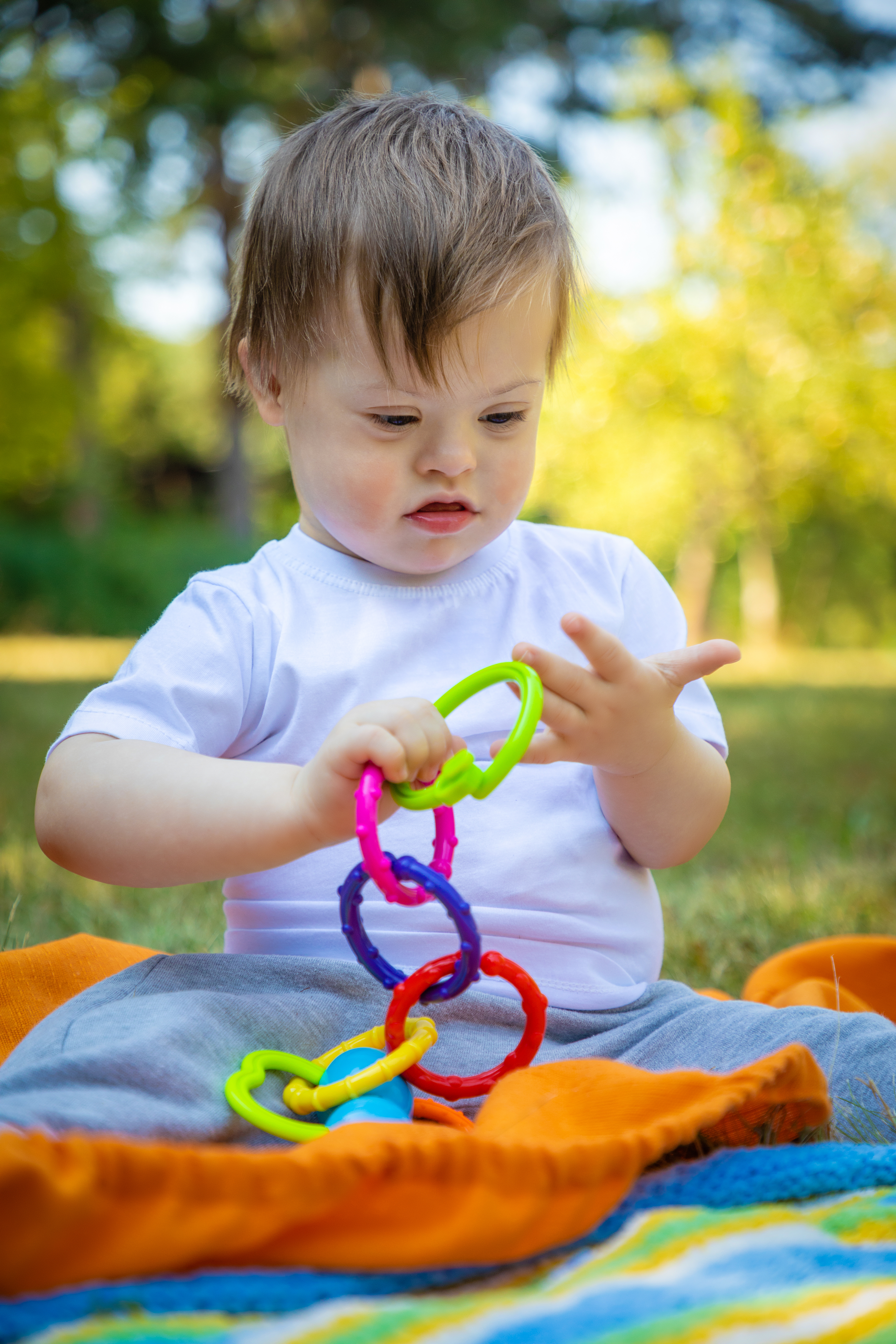 Menino segurando brinquedo no parque